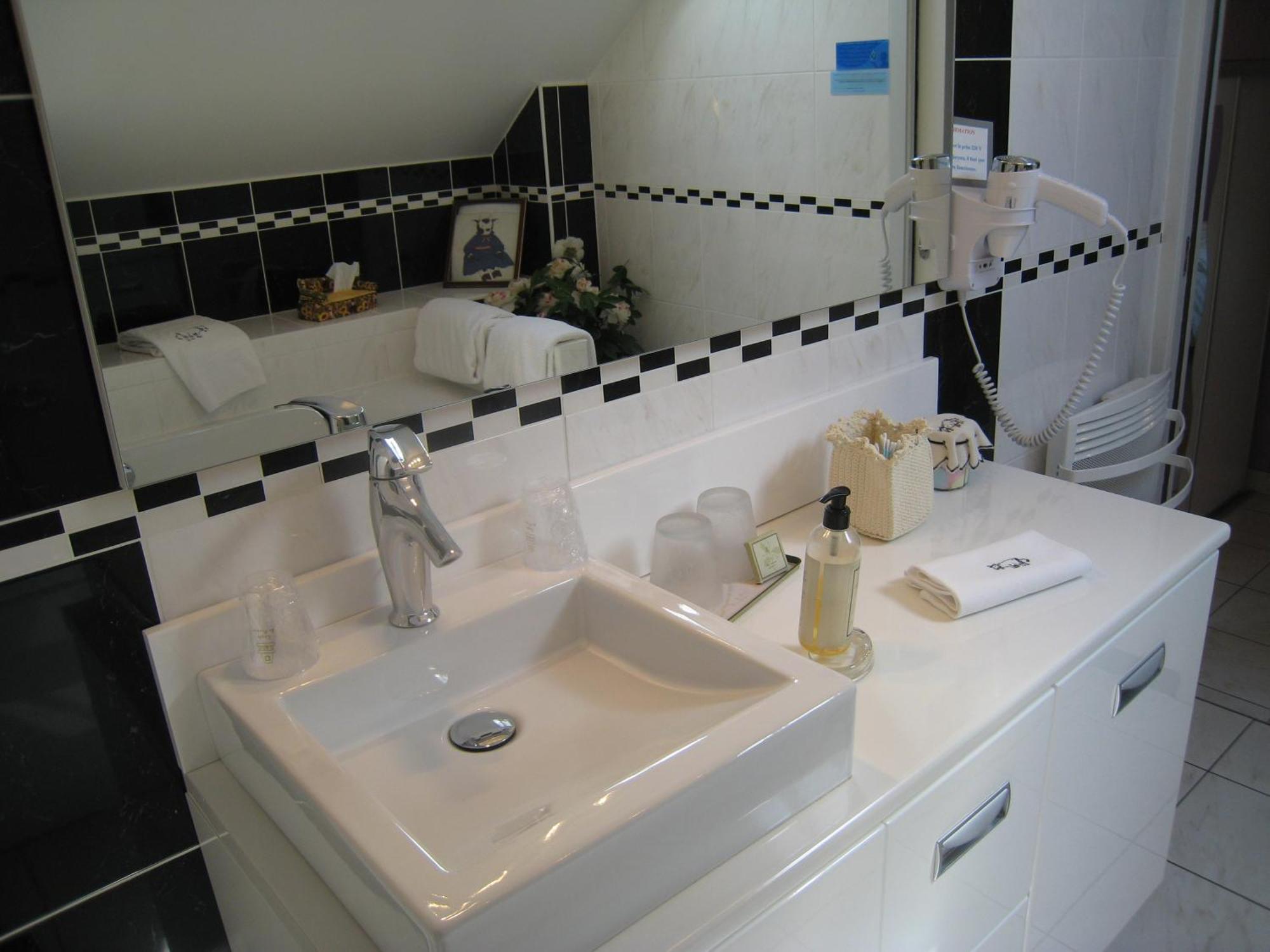 Hotel Le Manoir Aux Vaches Ивто Екстериор снимка
